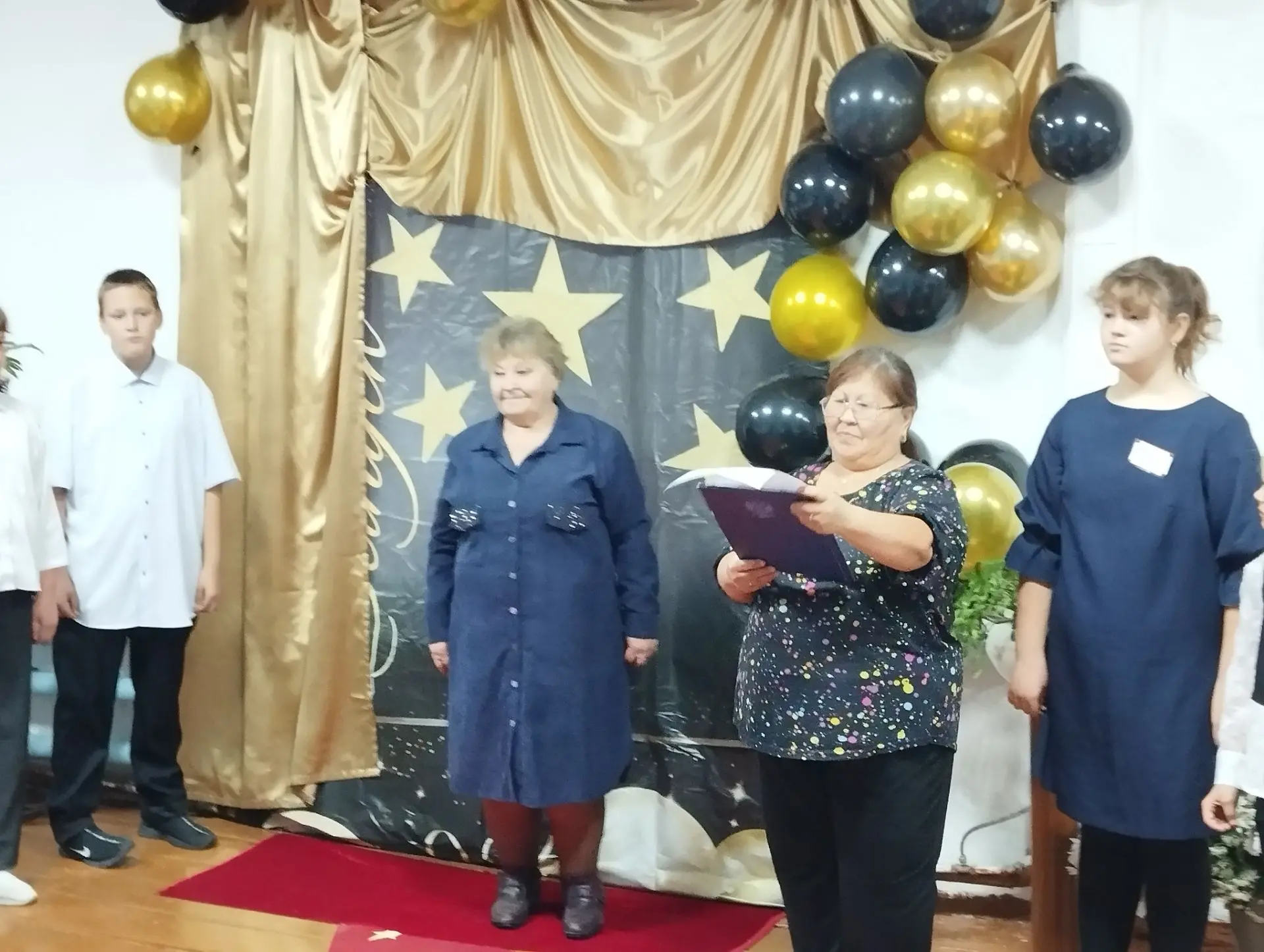 В п.Советском накануне праздника, шла активная подготовка к поздравлению учителей! Акти...