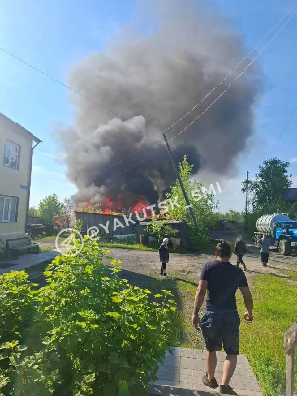 🔥 Огороды сгорели в Эльдикане 

Наши читатели делятся кадрами и рассказывают, что на втором километ