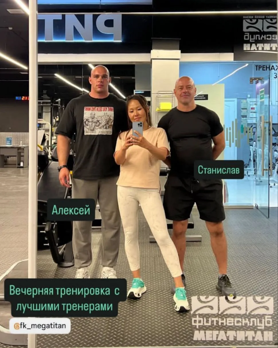 Вчера с этим Алексеем на одном тренажёре горизонтальную тягу делал, одним весом. Только...