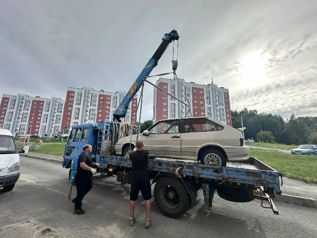В Нягани избавляются от автохлама на городских улицах и во дворах
