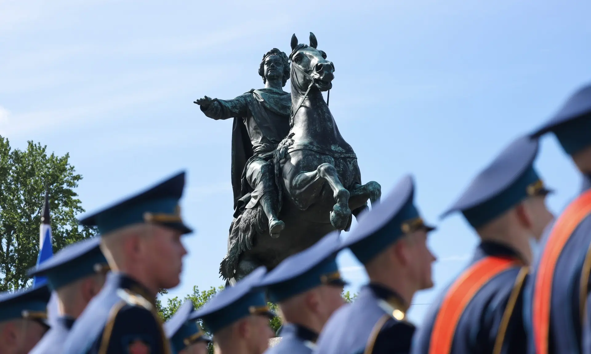 В День 323-летия Санкт-Петербурга прокурор города Андрей Гуришев возложил цветы к «Медному всаднику»