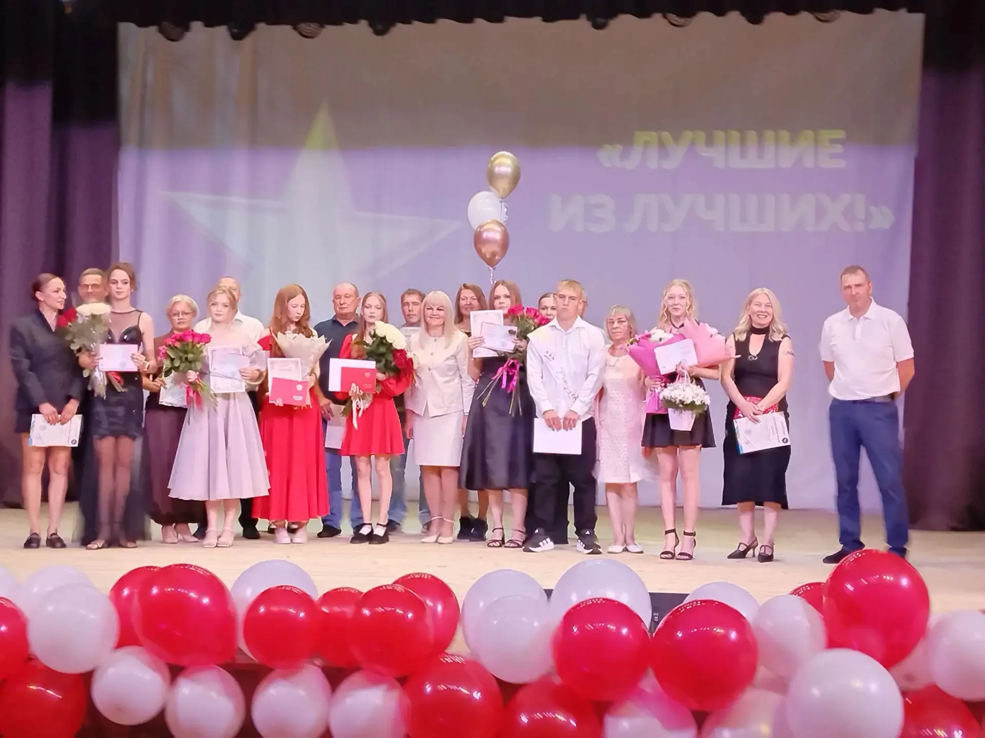 Поздравляем выпускников, окончивших основную школу на одни пятёрки!  
Аттестаты особого образца полу