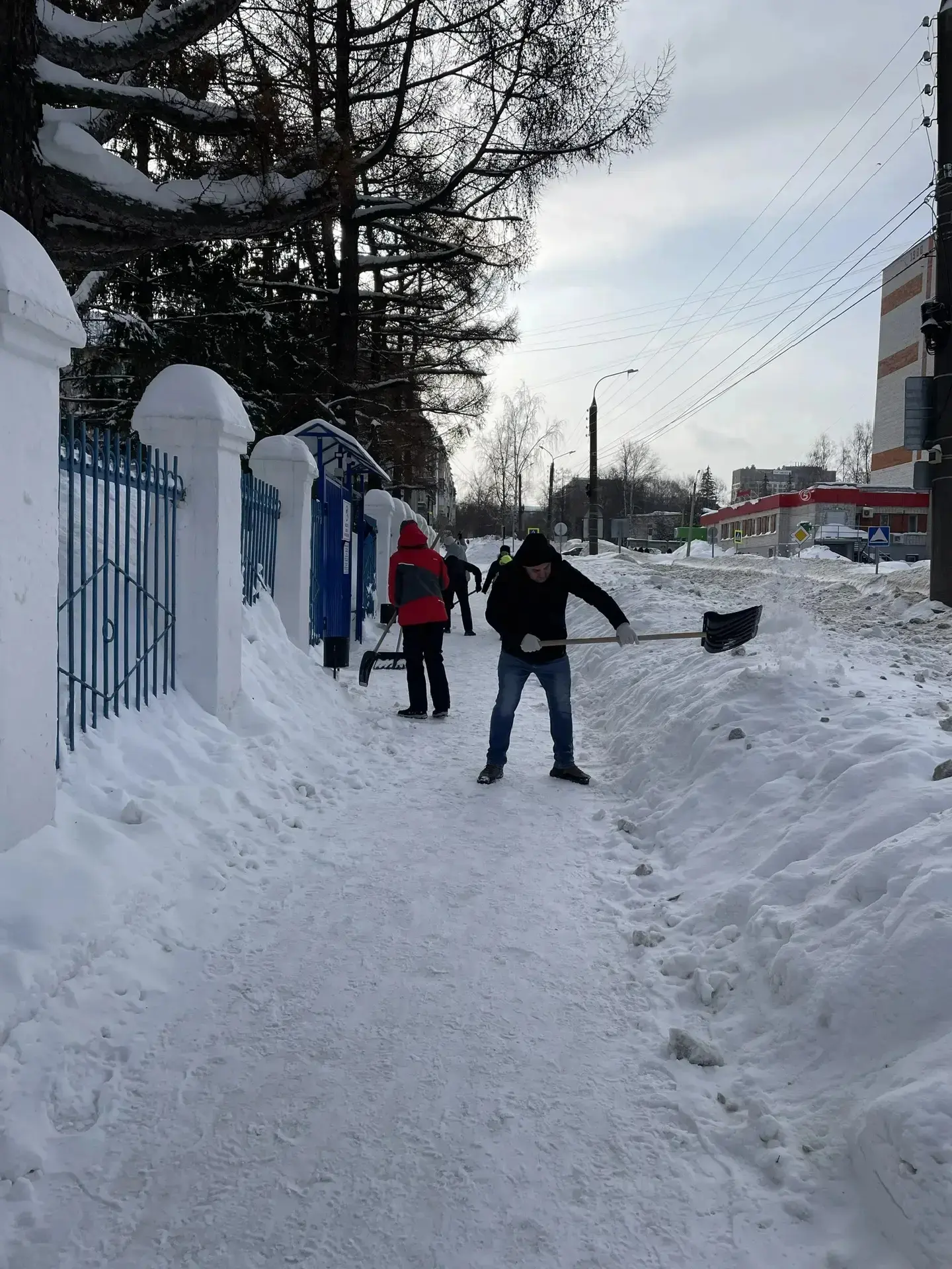 В Чебоксарах состоялся масштабный субботник в рамках акции "Помоги дворнику"!   В этом году зима щед