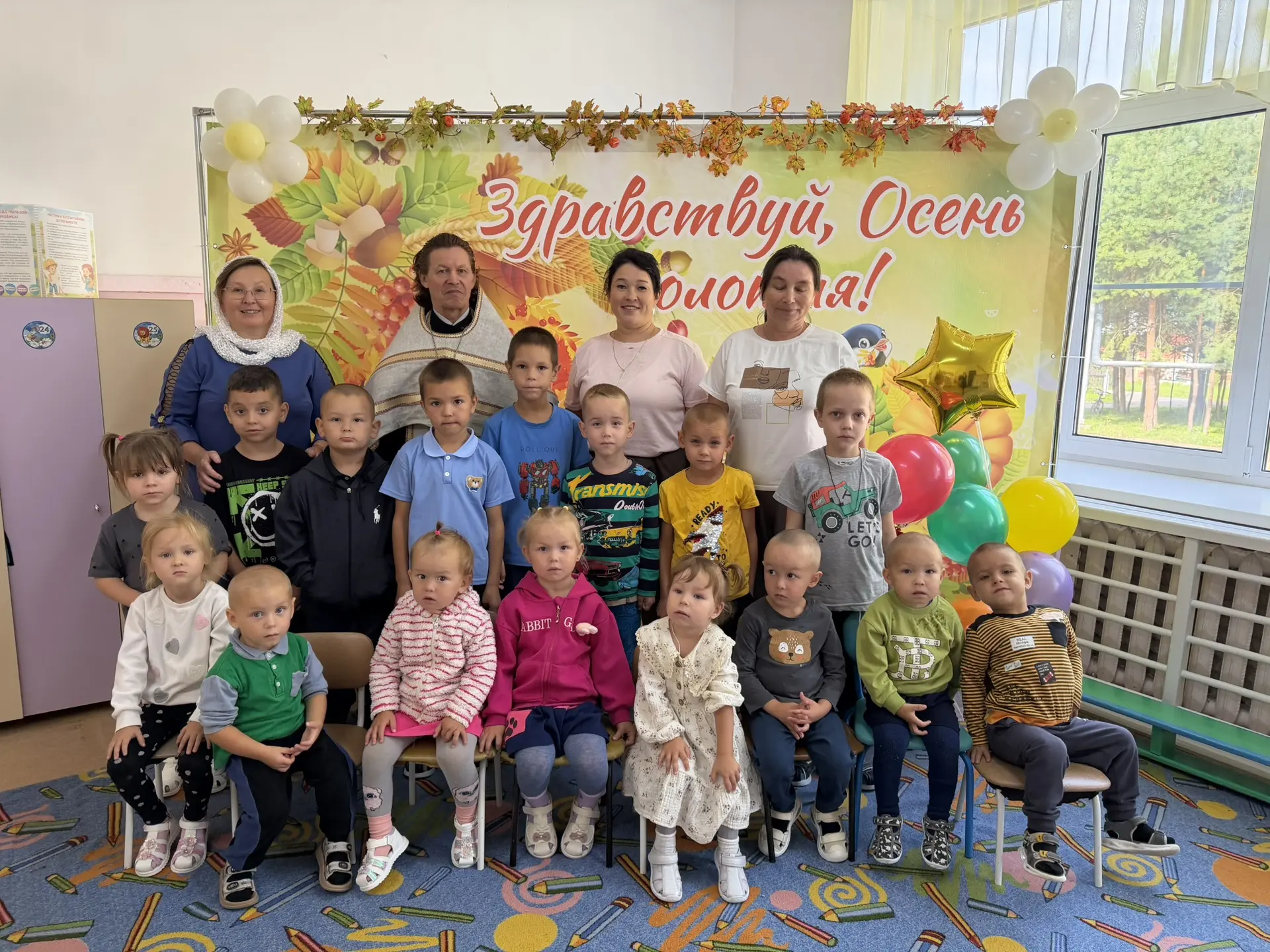 Сегодня был насыщенный и радостный день. В дошкольную группу пришли батюшка и матушка. ...