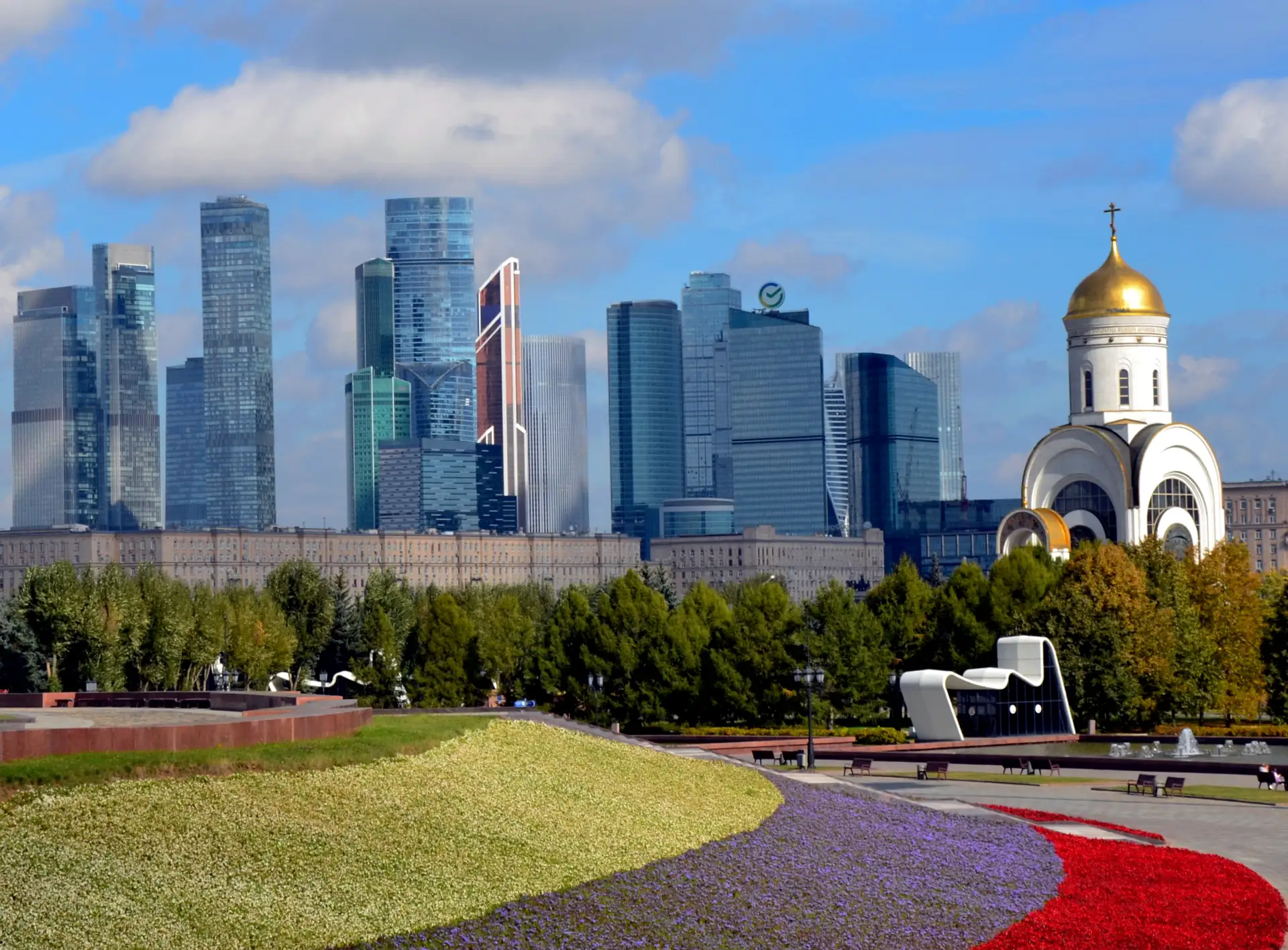 Поклонная гора в ярких красках 🌸