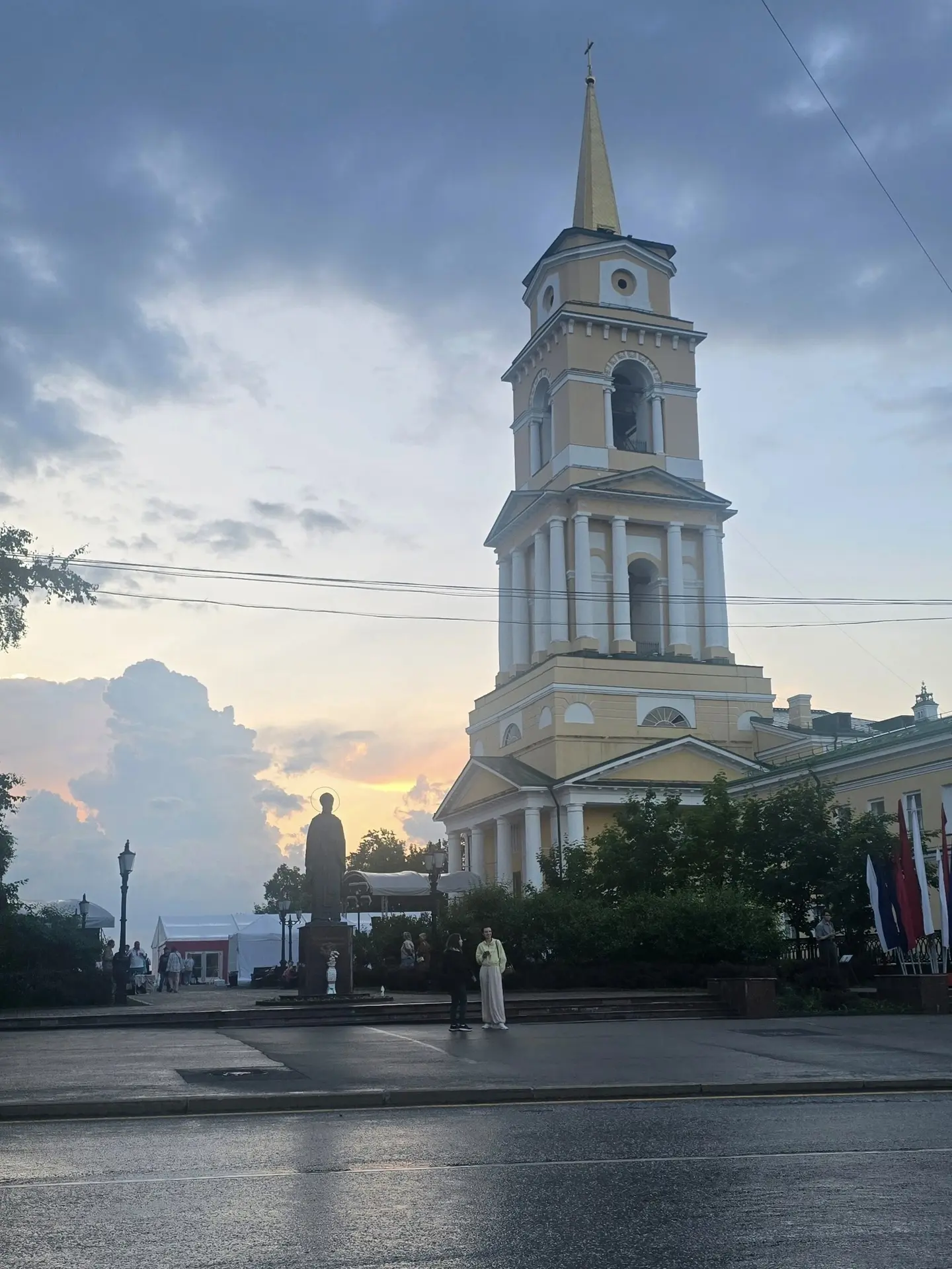 Летний вечер после дождя — это когда свежесть растворяется в ароматах зелени. И никуда ...