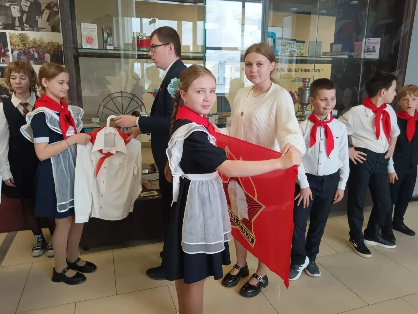 📅 18 МАЯ — В МЕЖДУНАРОДНЫЙ ДЕНЬ МУЗЕЯ 🖼️✨  Ученики 4 «А» и 4 «Б» классов накануне Дня пионерии посет