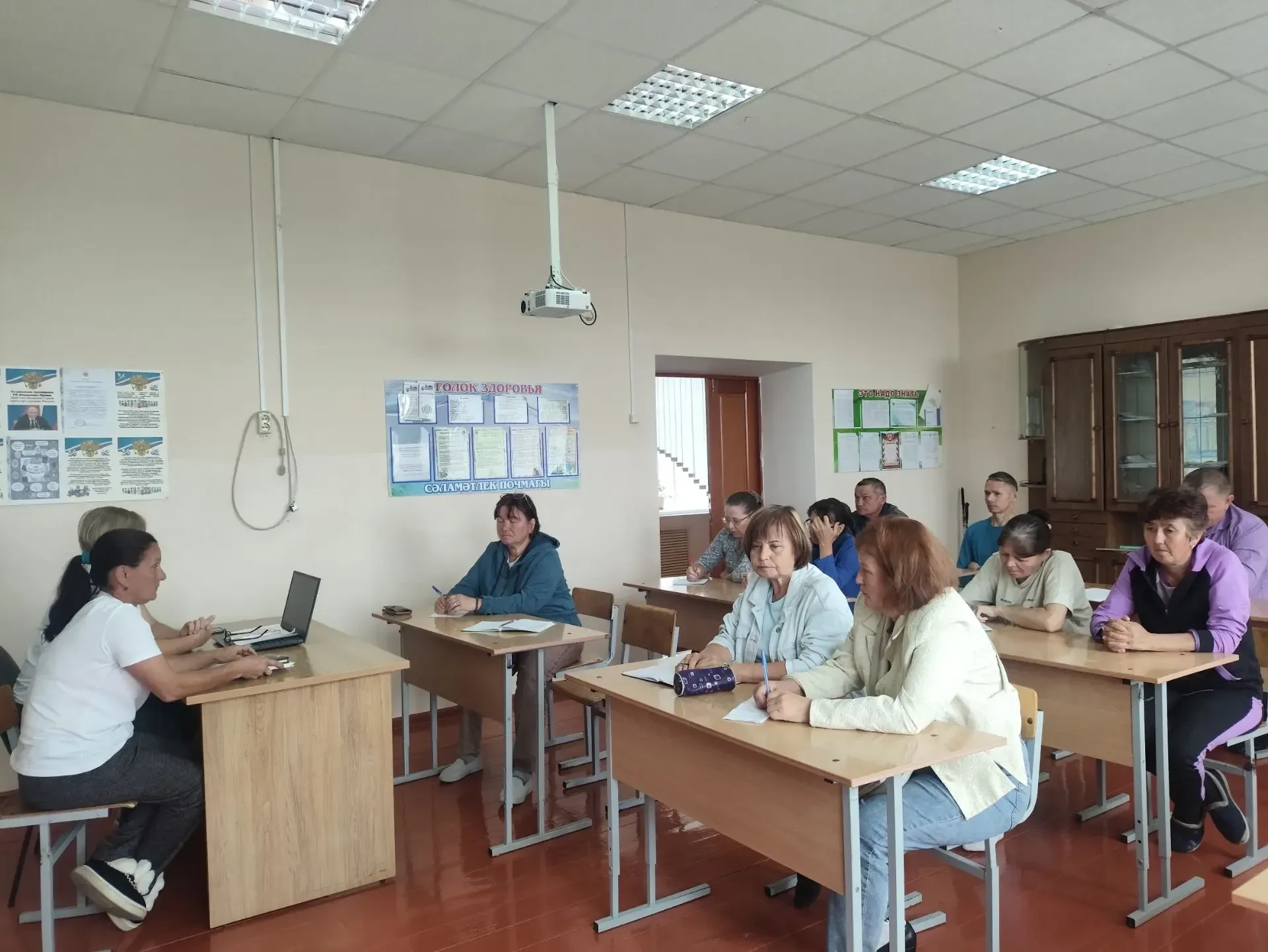 В школе прошло ознакомление педагогического коллектива с памяткой «Маркеры принадлежнос...