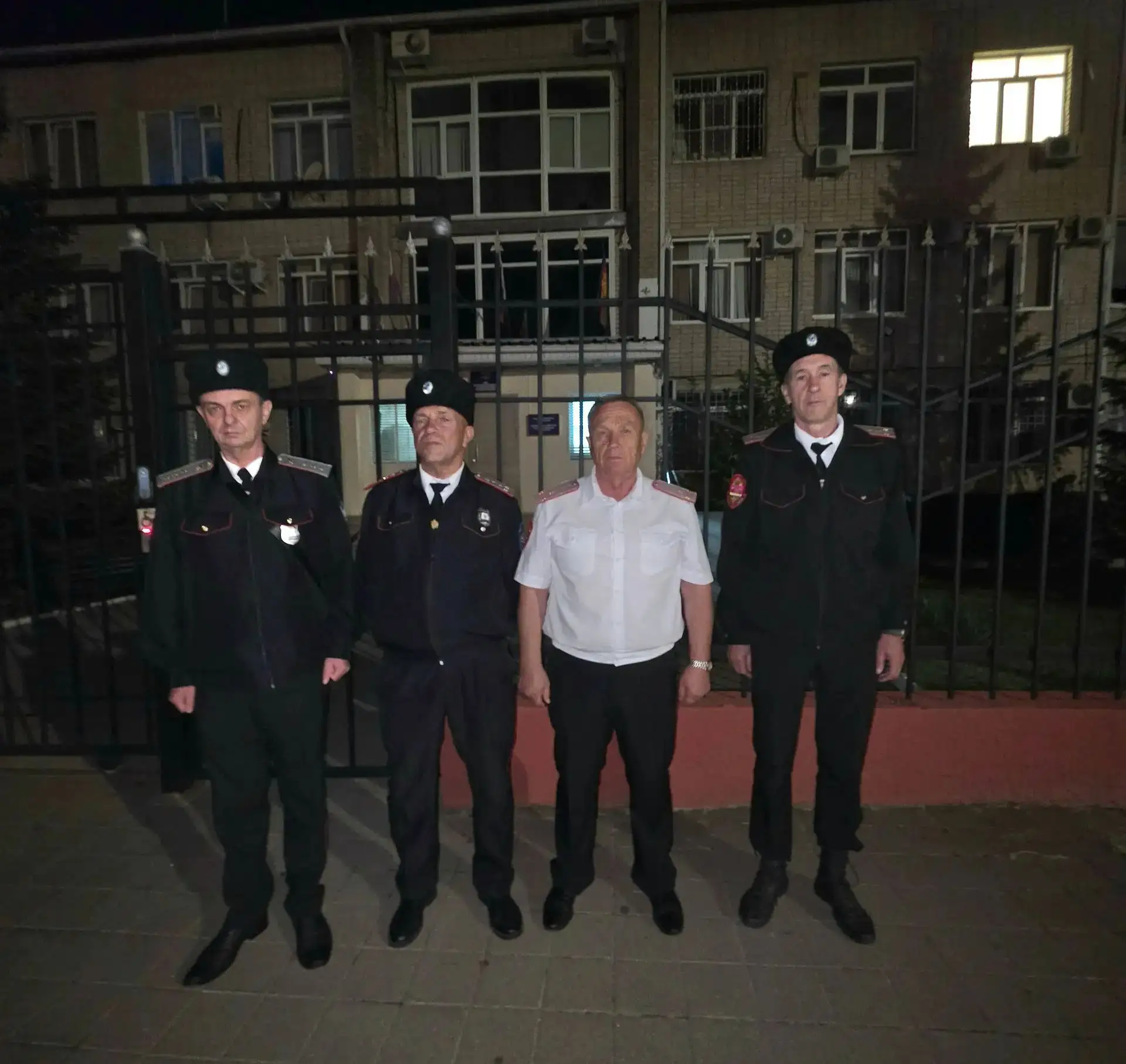 🛡️ Казаки продолжают дежурить на АЗС на трассе М-4 «Дон» в ночное время.