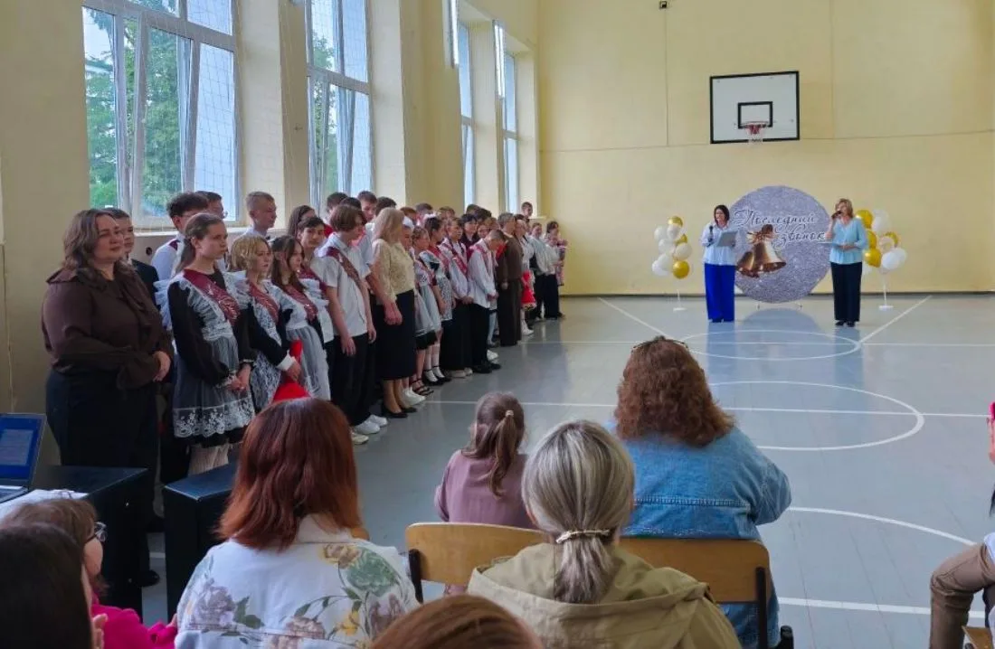 Сегодня в нашей школе прозвенел «Последний звонок». Этот традиционный праздник для выпу...