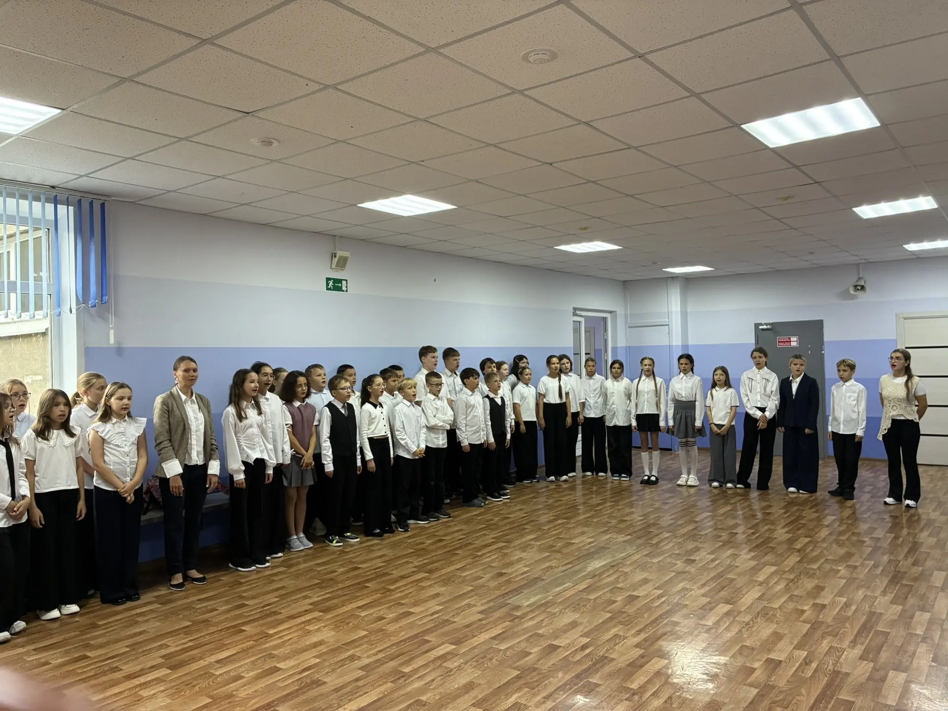 Первая линейка в этом учебном году — это всегда волнительно! 🇷🇺
