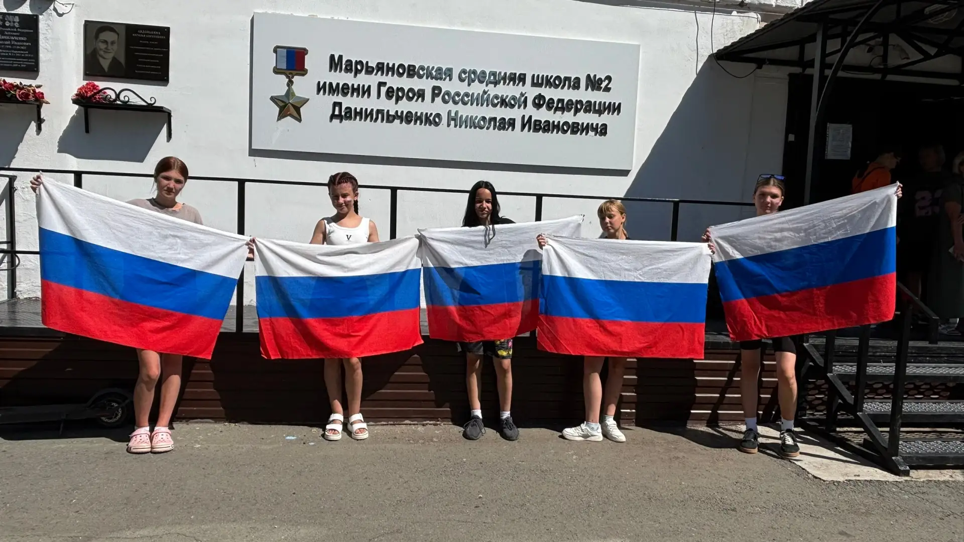 В пришкольном лагере прогремел праздничный концерт ко Дню России: современные песни о Родине — в каж