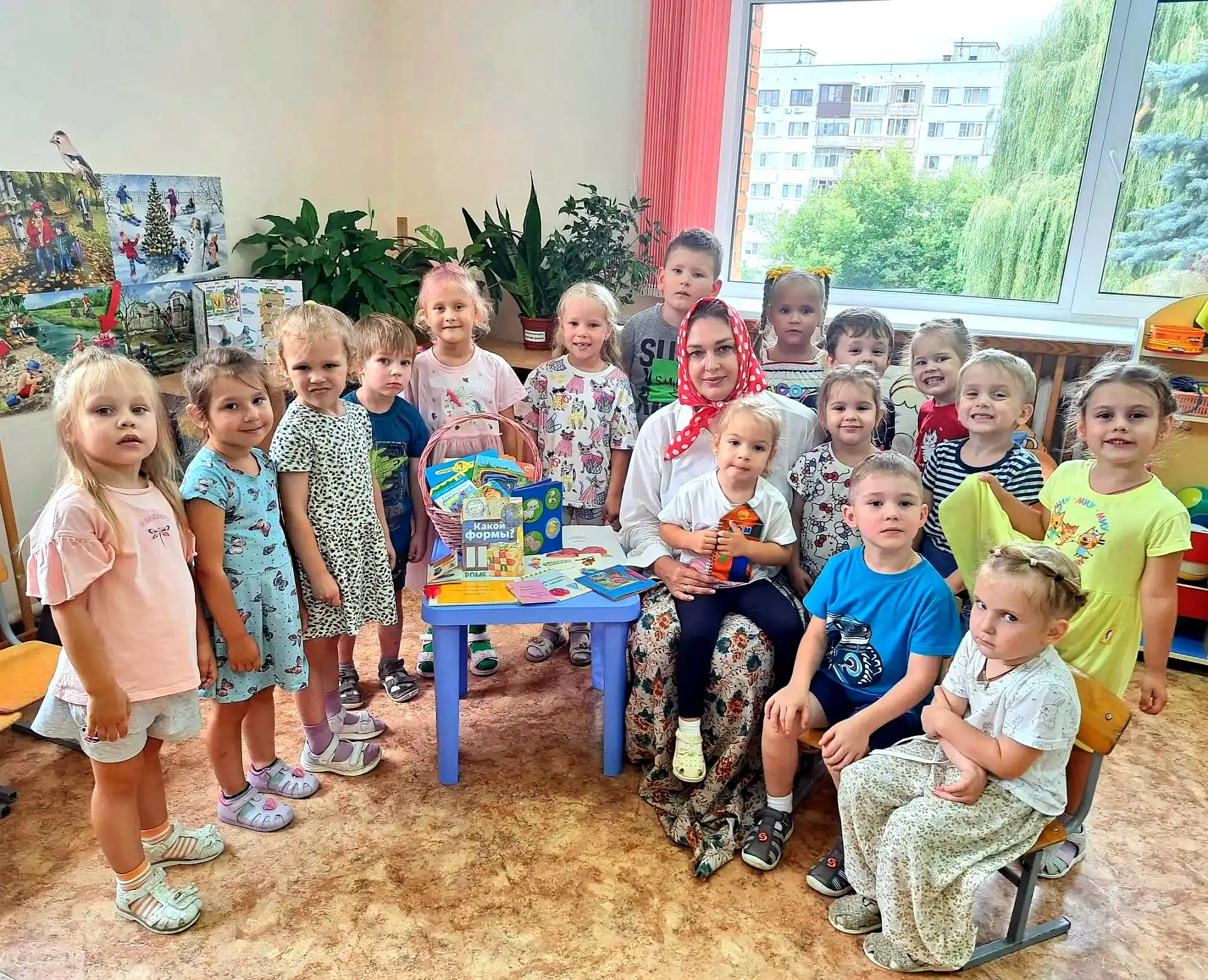 ✨«День книги» 📖

  Сегодня в младшую группу заглянула в гости бабушка Агафья — и не с пустыми рукам