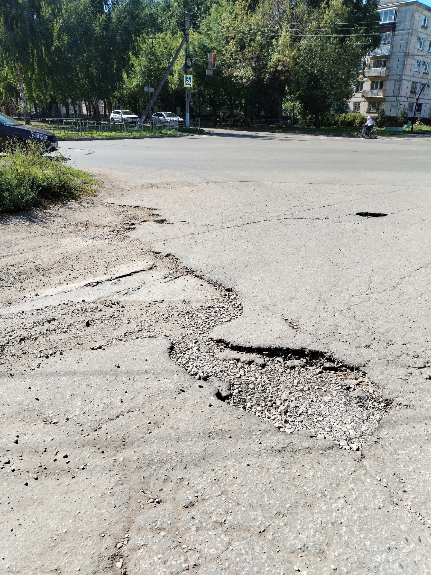 Выезд Пионерская, Орлова, Сабирзянова. Поставили дополнительный светофор, а дороги прос...