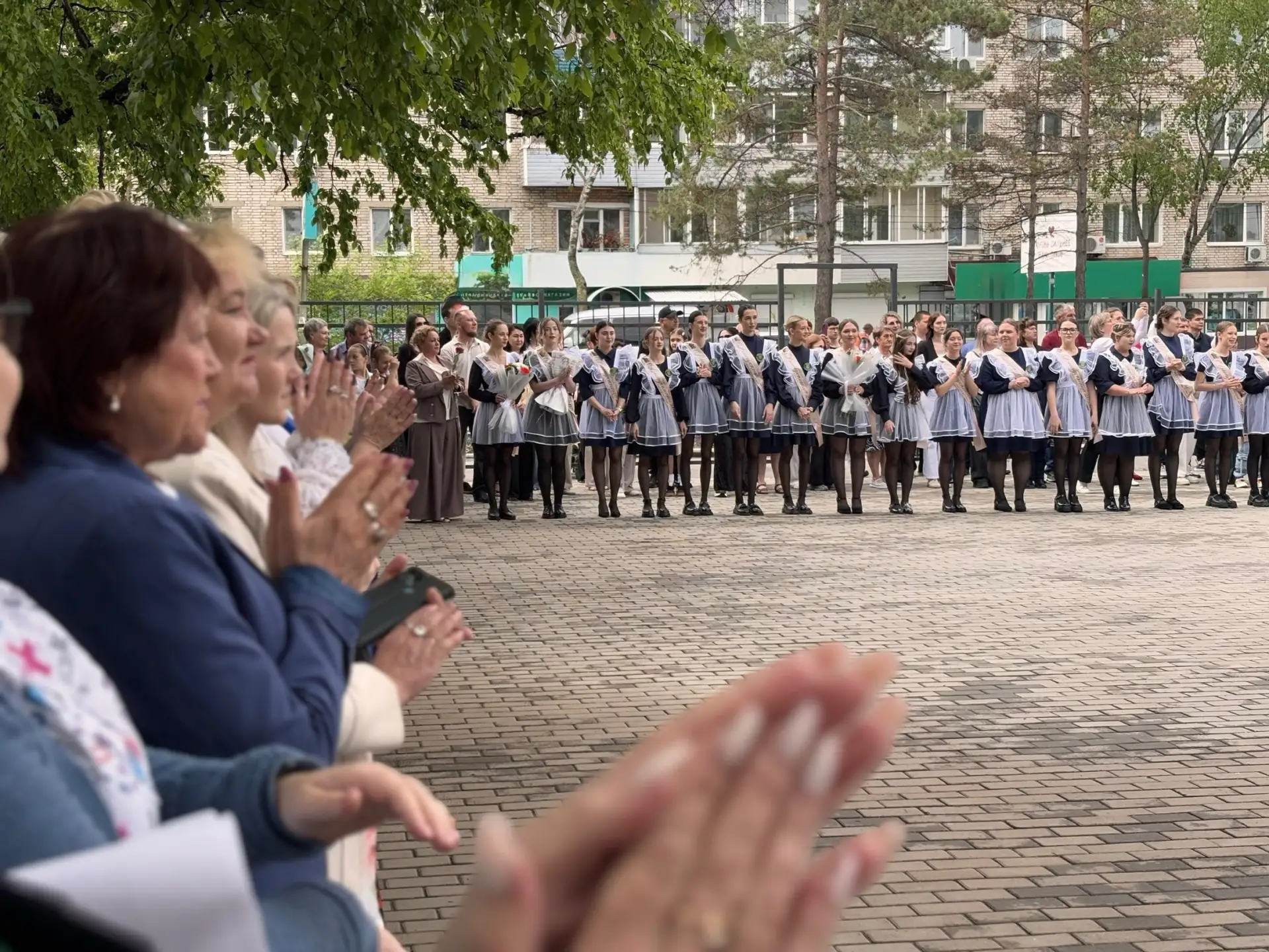 Прозвенел последний звонок  🔔 Во всех школах нашего округа сегодня царила особая атмосфера: 638 выпу