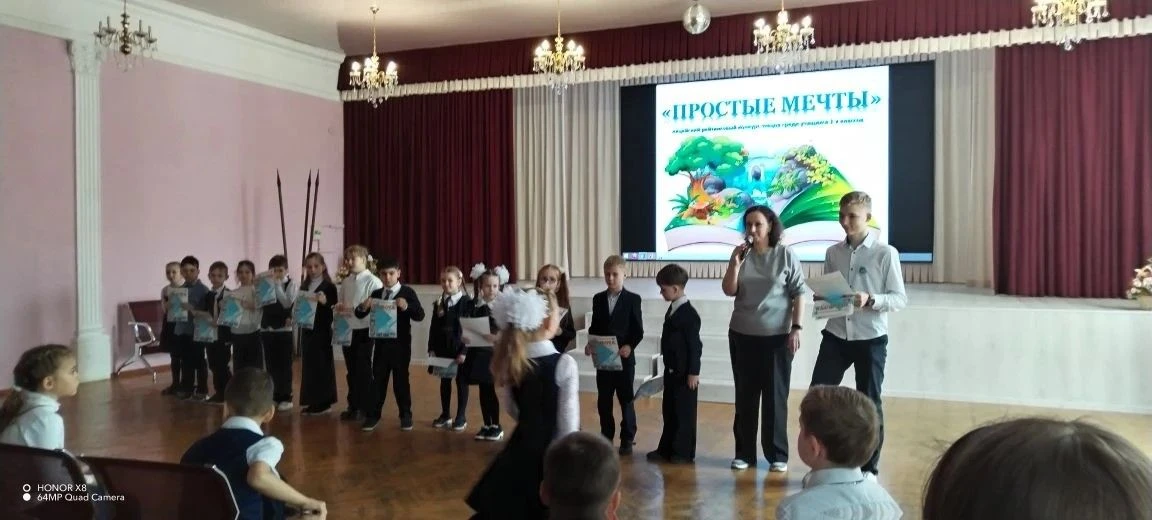 Весеннее вдохновение первоклассников: конкурс чтецов "Простые мечты" 16 апреля в стенах лицея царила