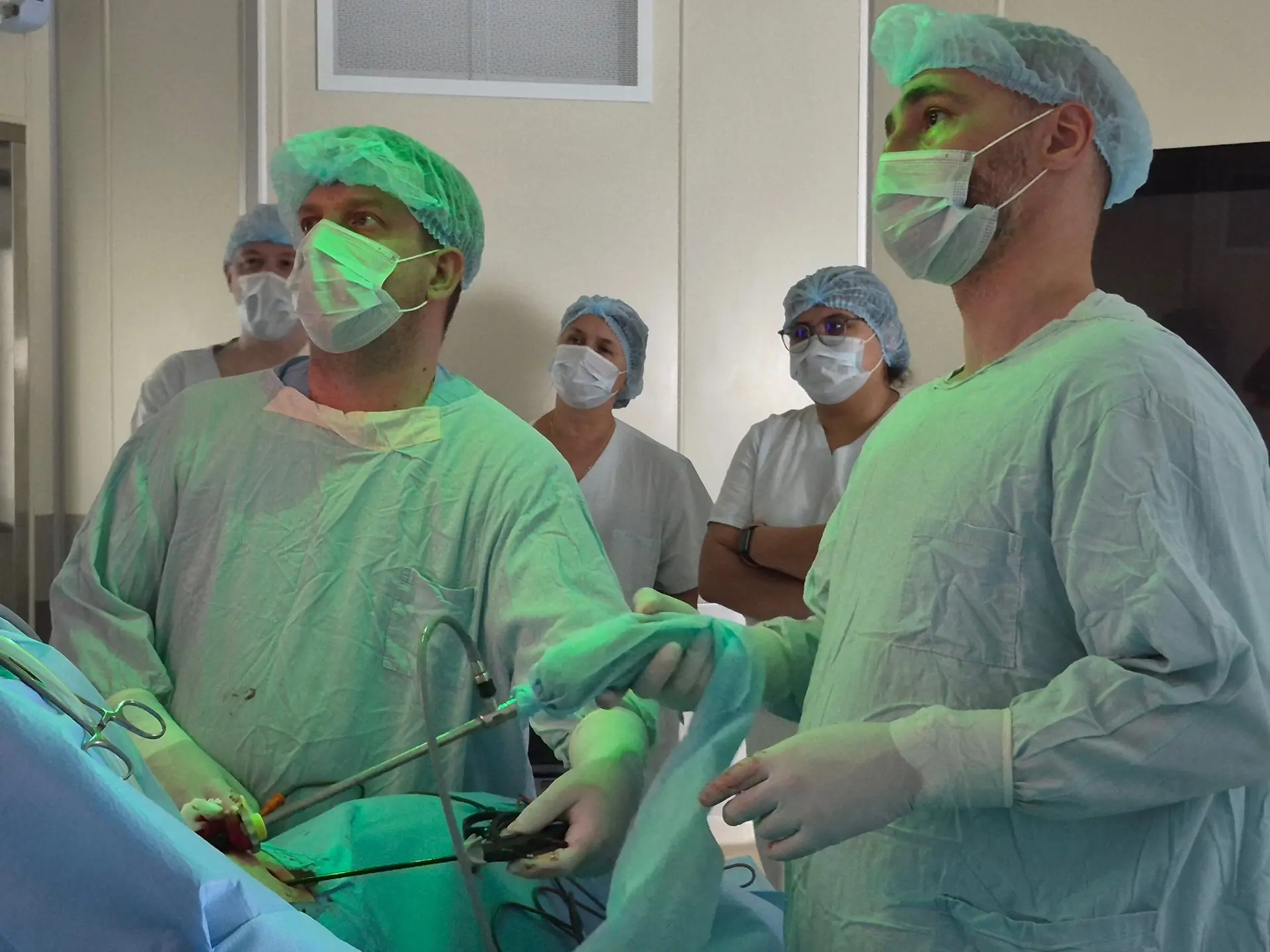 👨‍⚕️👨‍⚕️Новоуренгойские врачи провели щадящую операцию на лёгком через микропроколы

👨У мужчины б