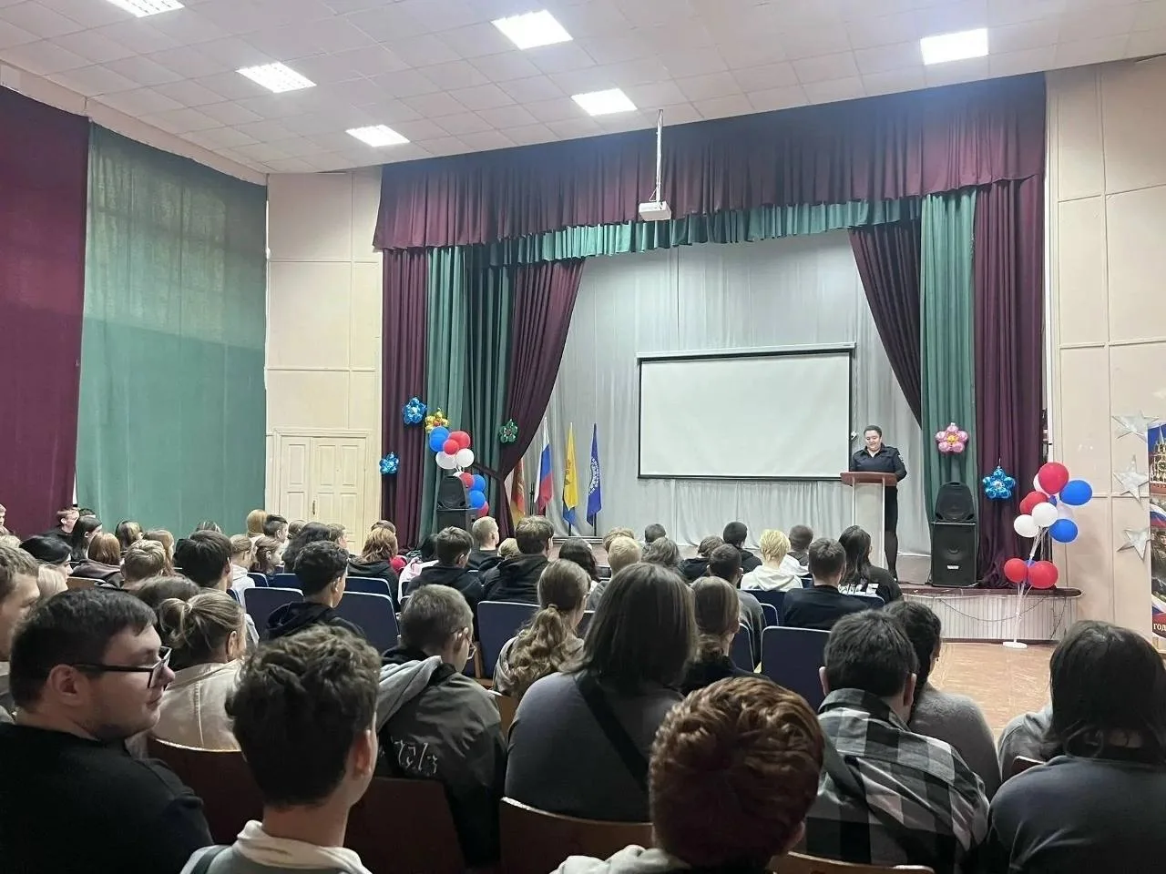 В Осташкове сотрудники Госавтоинспекции провели профилактическую встречу с учащимися ко...
