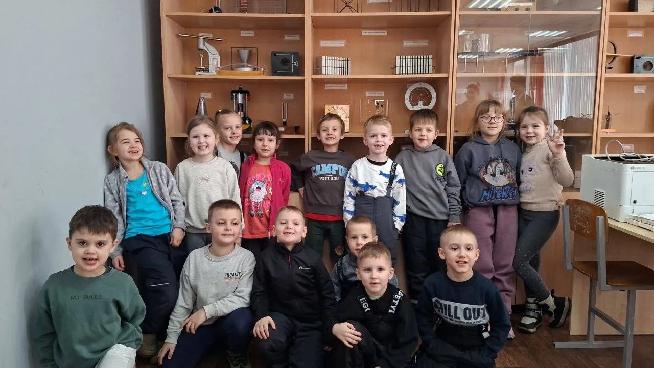 Всем привет!👋🏻   Сегодня кабинет физики в нашей школе наполнился звонким смехом и искренним удивлени