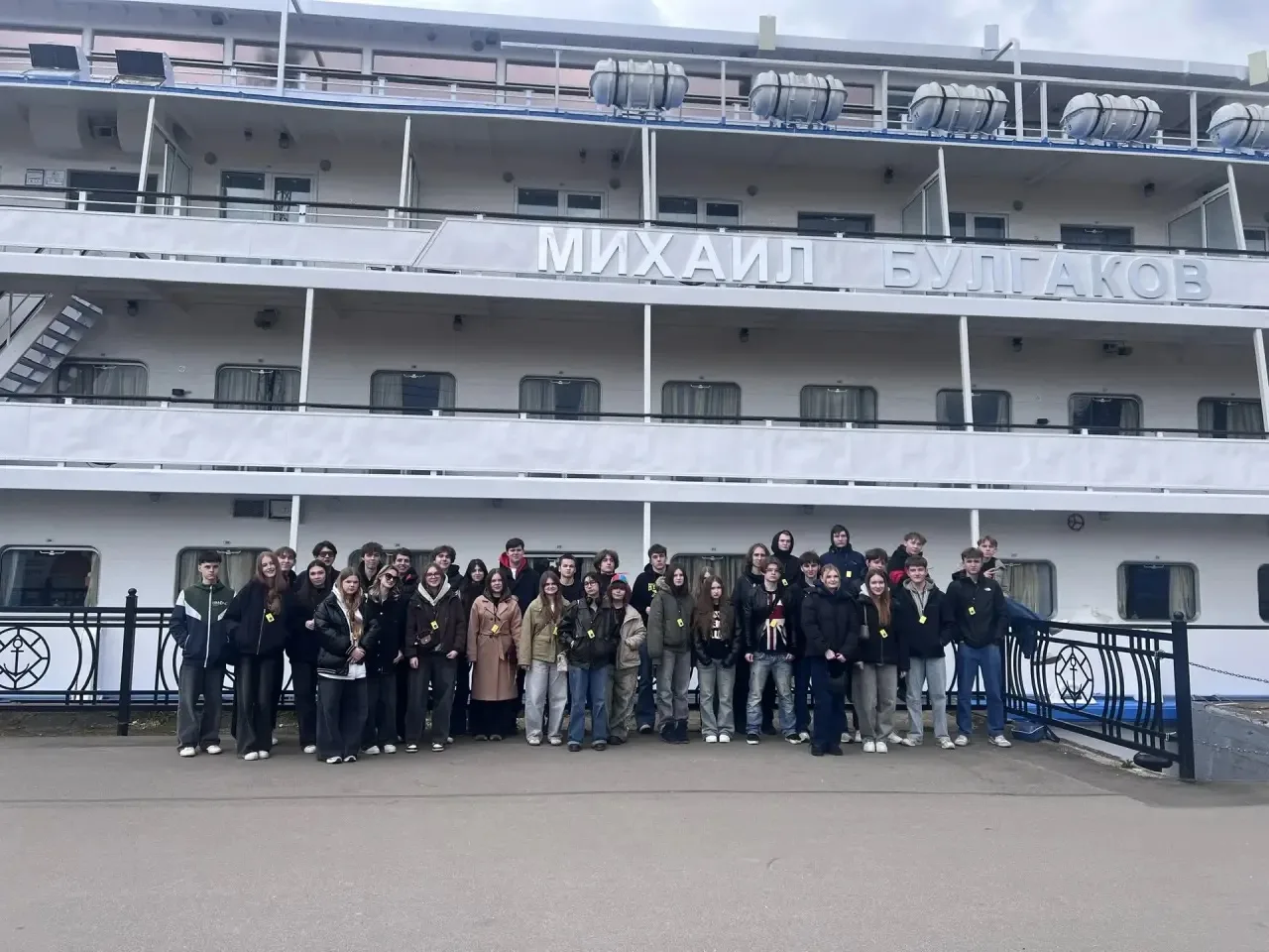 Путешествие по Волге

🚢 Ученики 10 «Е» и 11 «Е» классов в конце учебного года совершили путешествие