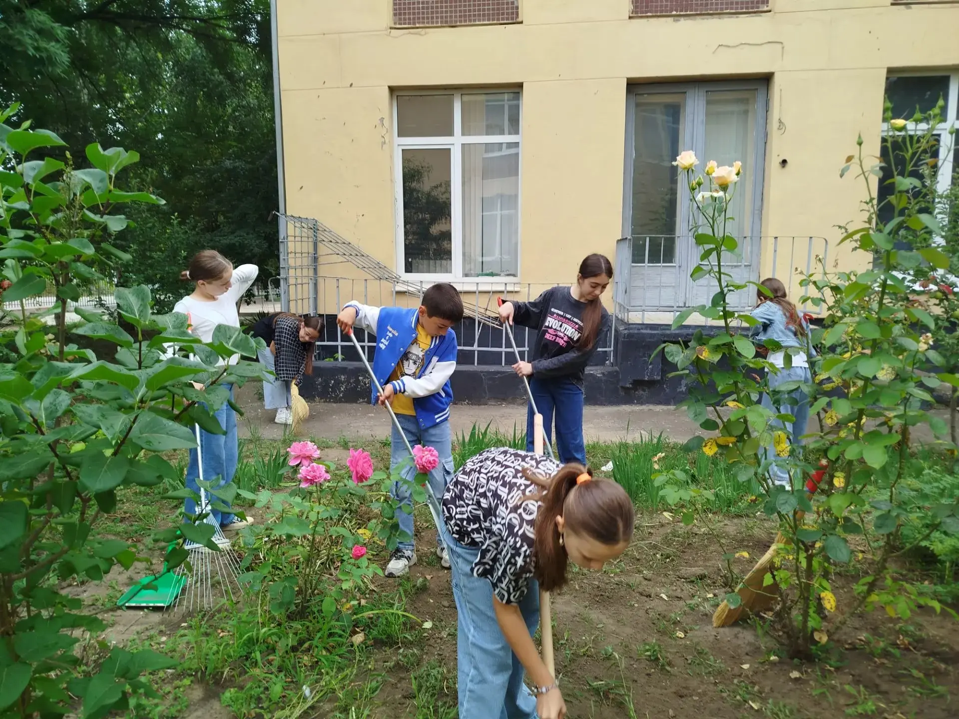 Сегодня работа шла в самых " сложных" местах: там, куда раньше не доходили руки. Кто-то расчищал зон