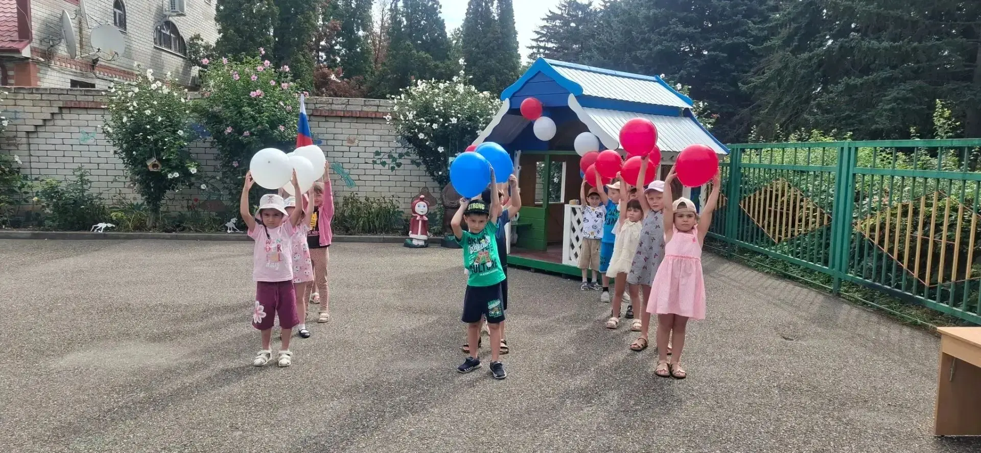 В группе "Семицветик"  прошло яркое развлечение приуроченное ко Дню Государственного фл...
