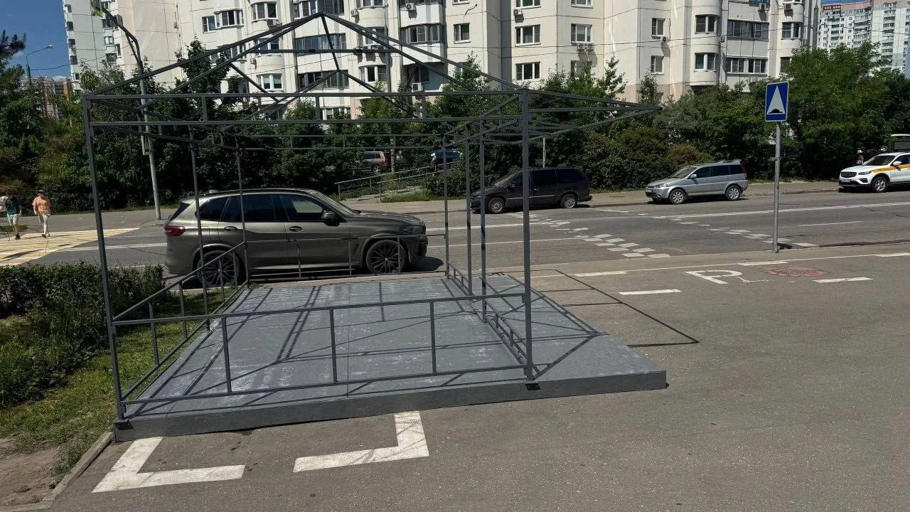 В Красногорске власти эвакуировали самокаты с парковки, которую сами разрешили, ради торгового ларьк