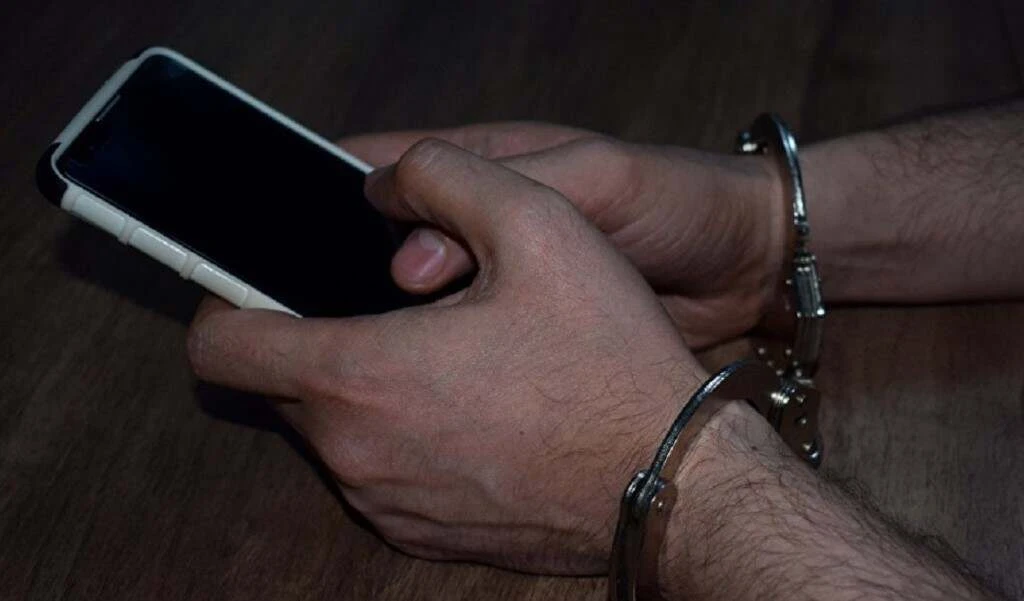 📱 Житель Новороссийска попытался подменить смартфон за 70 тысяч рублей на муляж

18-летний парень з
