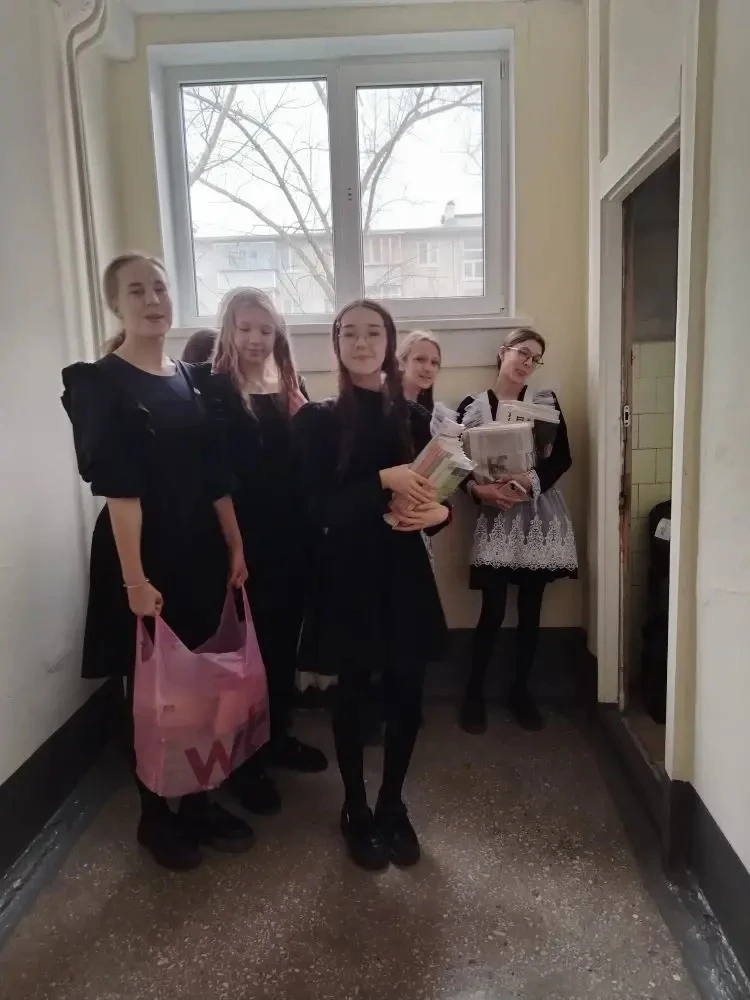 Ребята из 8Б класса сегодня здорово помогли ИБЦ 1 корпуса! 💪  Под чутким руководством педагога‑библи