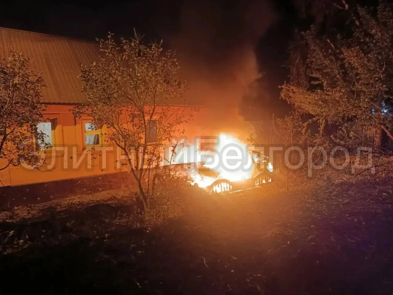 ❗️Автомобиль загорелся после очередного удара БПЛА на Меловой в Белгороде