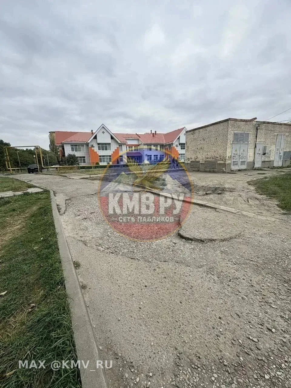 Около дома №7 по улице Бештаугорской в Минеральных водах, на подъезде к детскому саду Р...