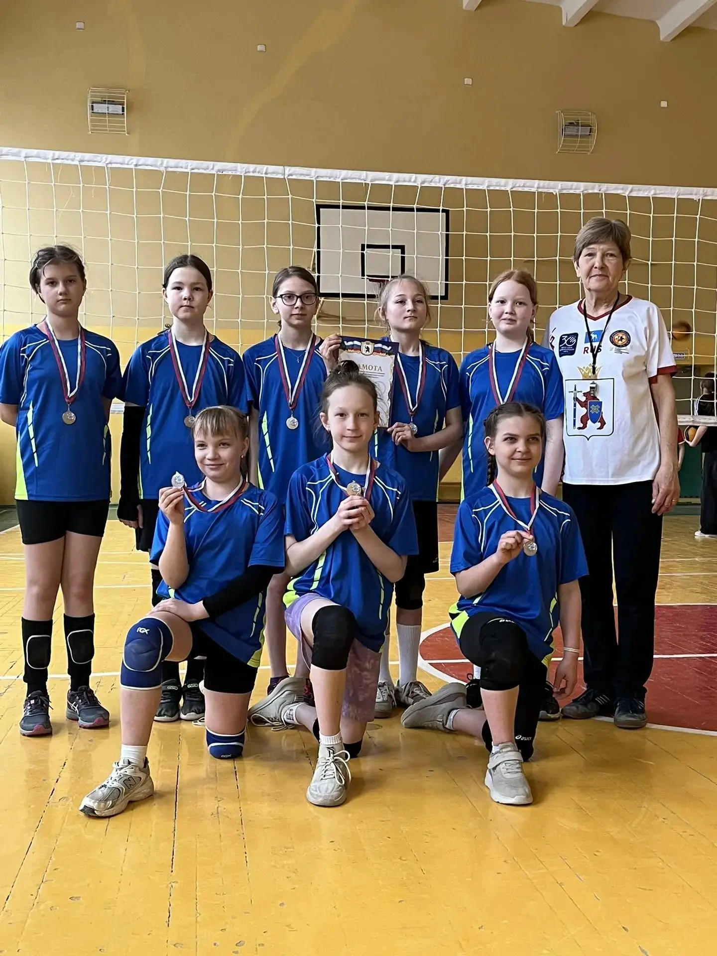 🥈 Наши волейболистки — серебряные призёры!  С гордостью сообщаем, что сборная команда девочек 4 клас
