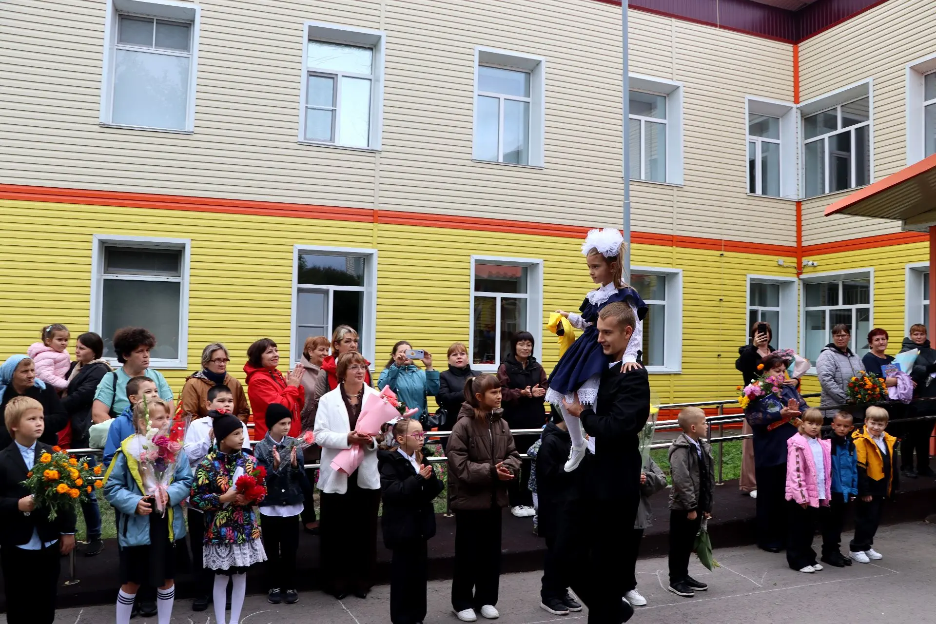 🎓 Сегодня в школе состоялась торжественная линейка, посвящённая Дню знаний. Нарядные у...