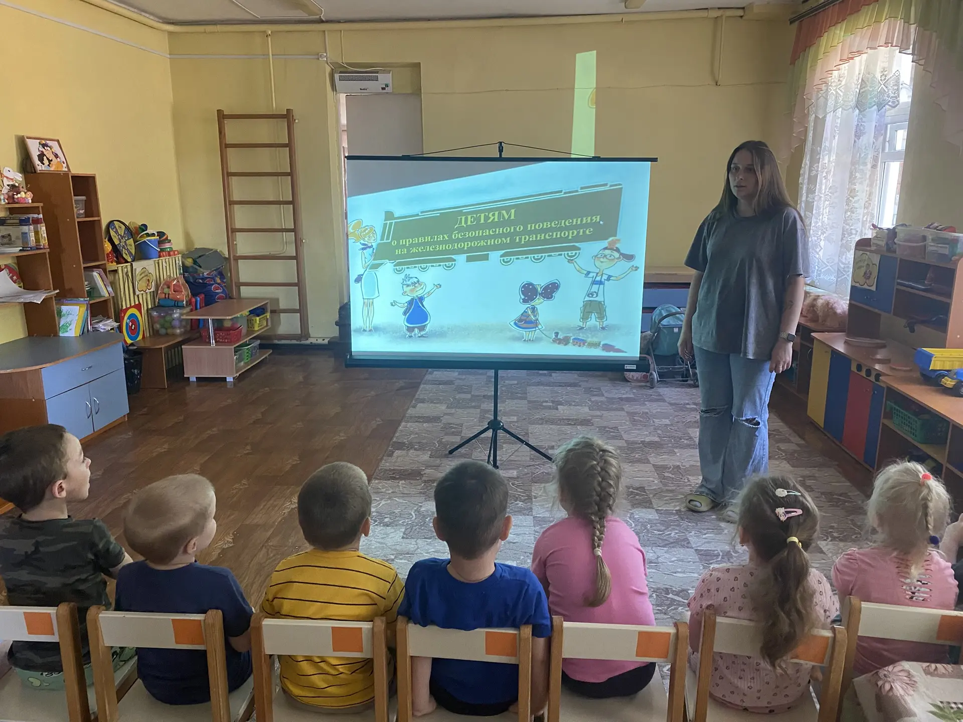 Железная дорога — зона повышенной опасности. Важно с раннего возраста учить детей прави...