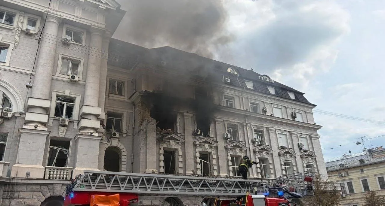 ⚡️Российский дрон точечно ударил по зданию СБУ в Киеве, — украинские СМИ.