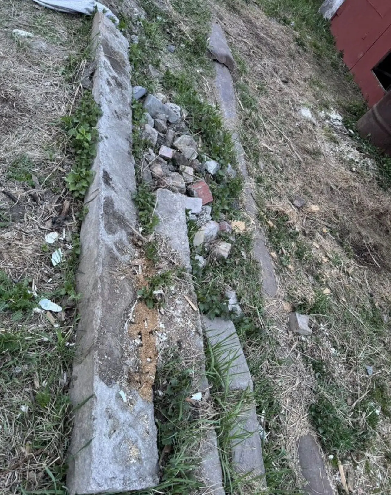 Вывоз ЖБ шпал 6 штук, на свалку(мусорка в 300 метров от дома) ,