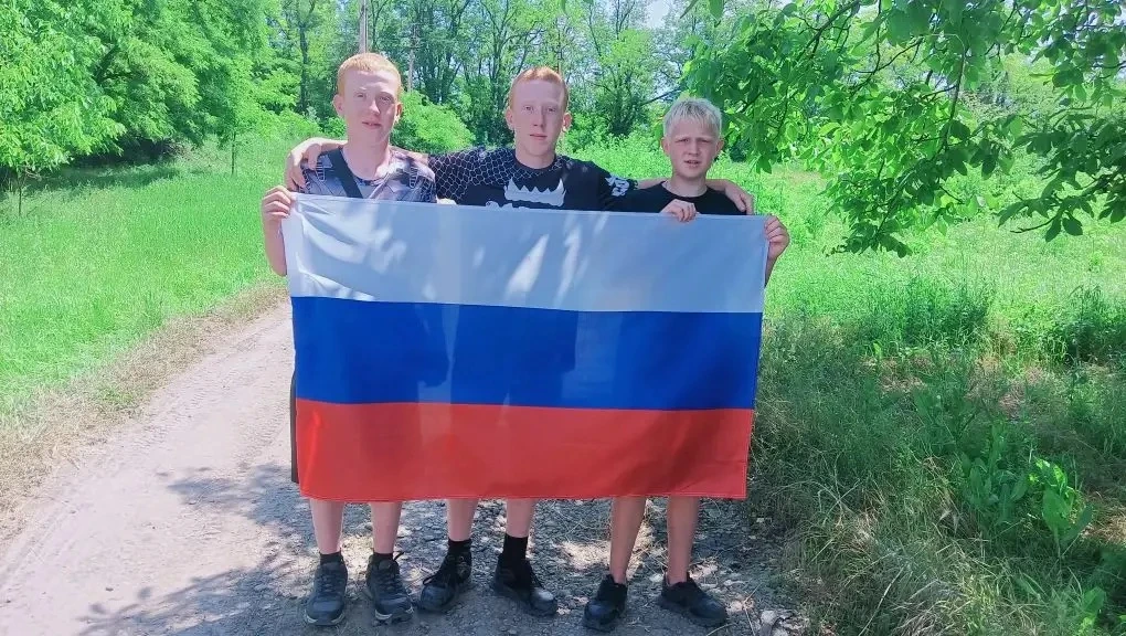 Наши юнкоры из ООШ 18 в День России провели фотоакцию «Россия начинается здесь»!