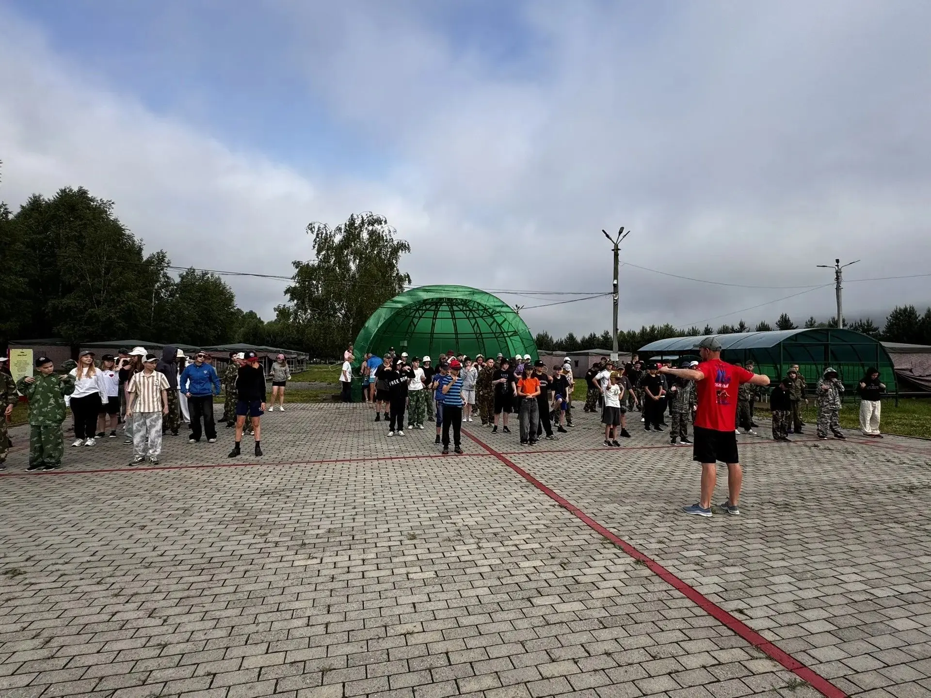 Второй день в лагере начался по-боевому: утренняя зарядка взбодрила ребят и задала тон всему дню. Со