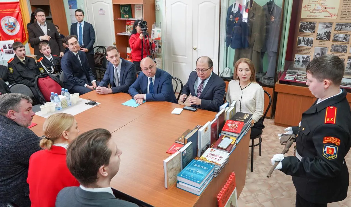 📚 Посольство Республики Казахстан в Российской Федерации передало в дар школе № 1912 книги из своего