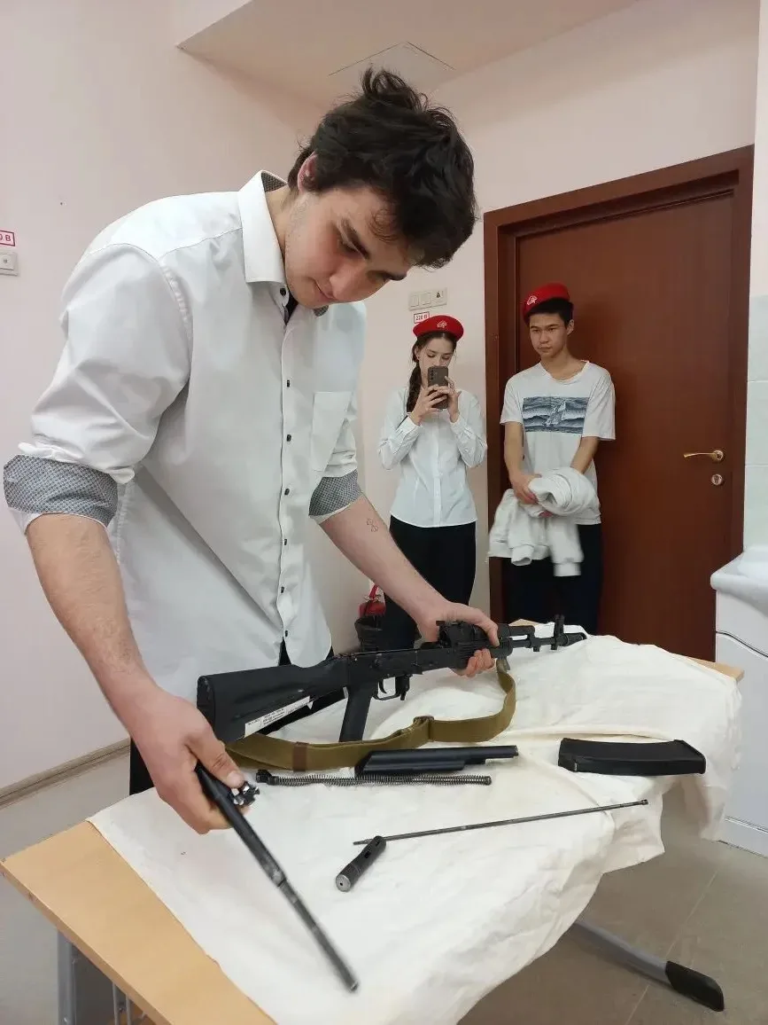 🚩 «Зарница 2.0»: «Крепость» и «Соколы» сразились в честном бою!  14 апреля школьные команды «Крепост