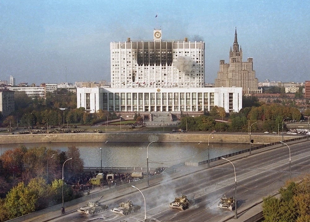 33 года назад, 4 октября 1993 года представители Верховного Совета и их сторонники заба...