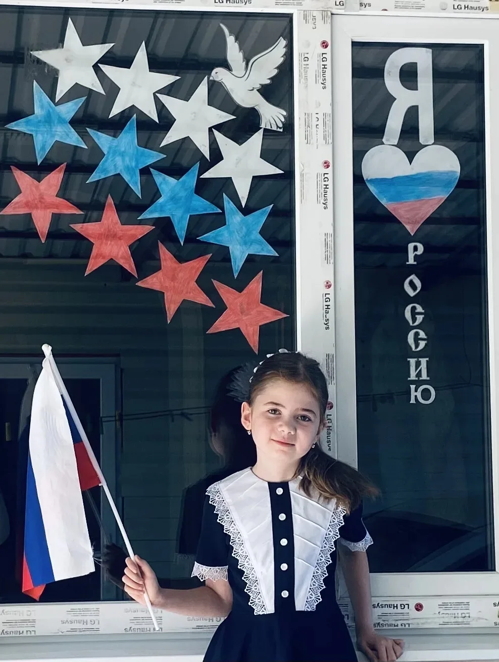 Аббасян Дарьяна, учащаяся 2 «А» класса приняла участие в Акции «Флаги России».
