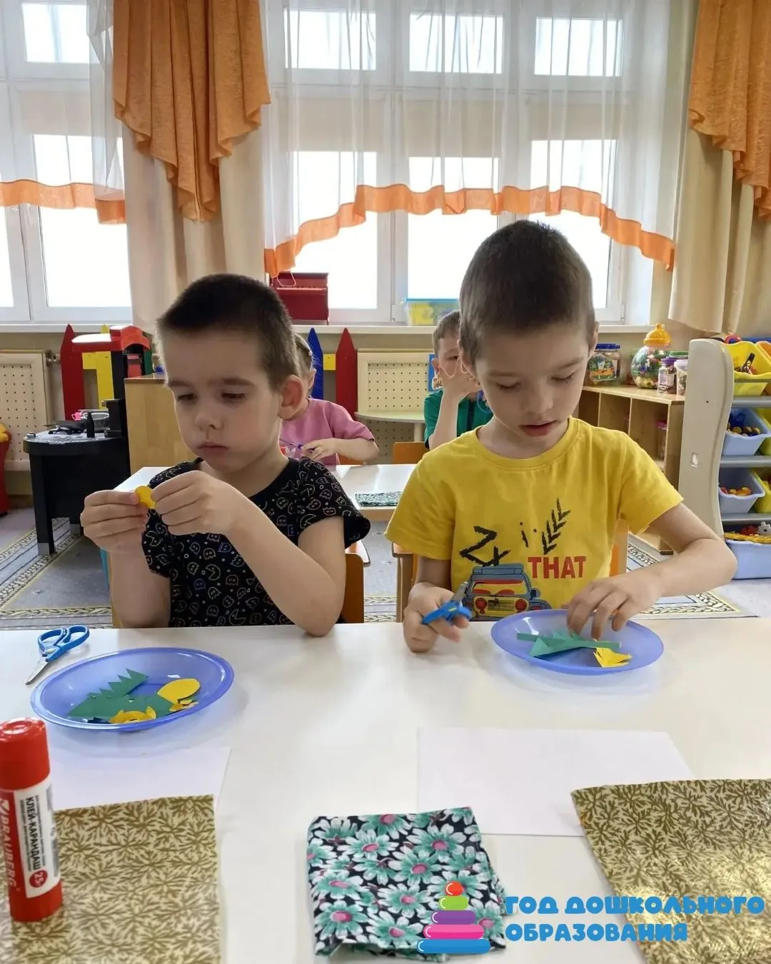 На лесной опушке среди молодой травы выглянул первый лучик солнца, рассыпая золотые иск...