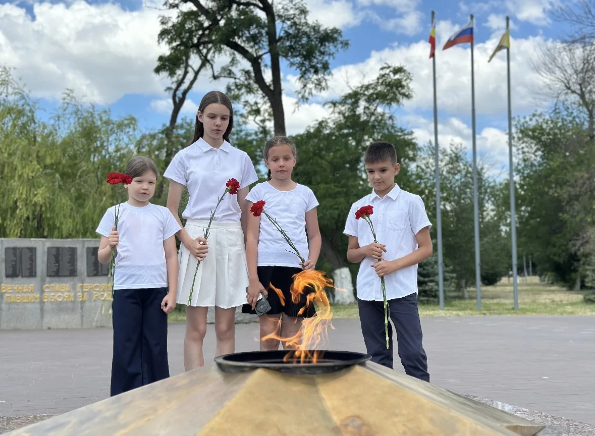 В летнем лагере «Дружба» — особенный день. День Памяти. Победа — одна на всех! 🕯️🇷🇺

Сегодня восп