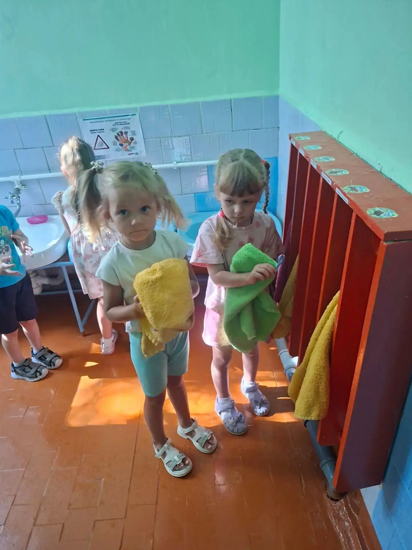 В средней группе работа по формированию культурно-гигиенических навыков (КГН) выходит на качественно