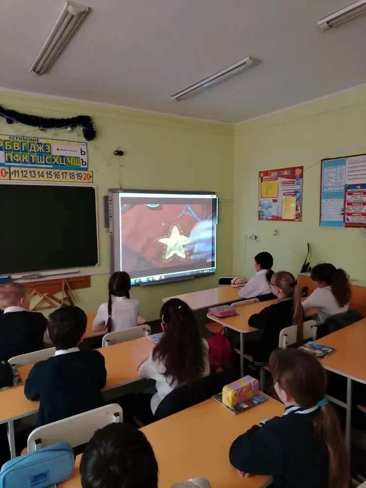 🌟 Неделя в нашей школе началась ярко! 🌟  Сегодня понедельник, и, как всегда, мы стартовали с традици