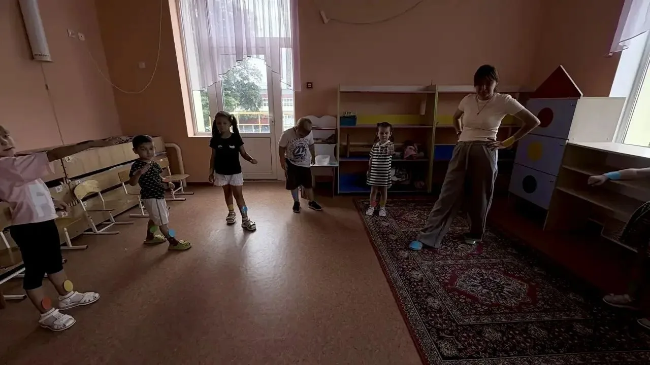 🌈НЕЙРОИГРА ДЛЯ ДЕТЕЙ: «ЦВЕТНЫЕ ТАНЦЫ» 🌈

Представьте: на ручках и ножках у каждого малыша — яркие 