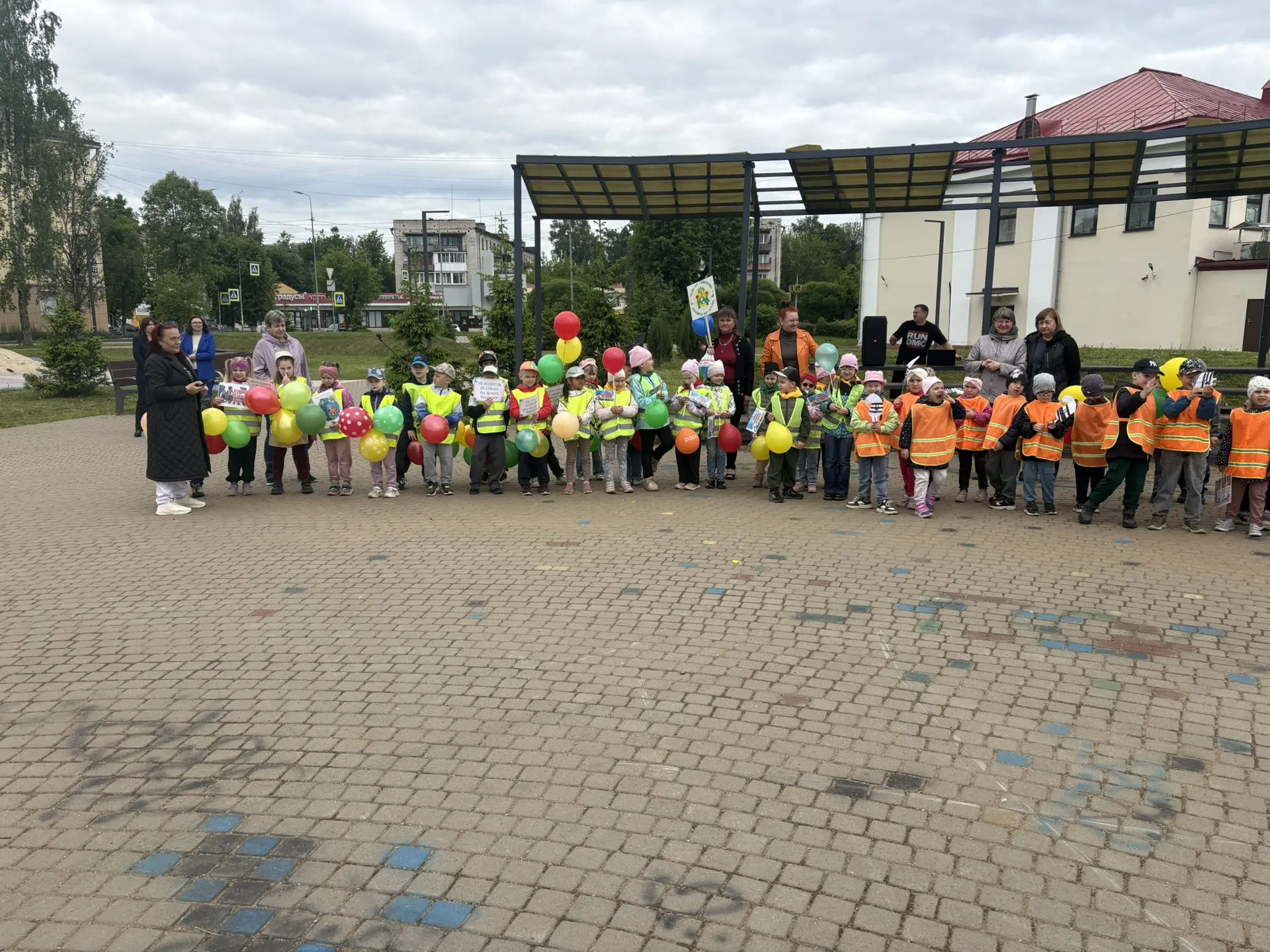 🚦 В Кингисеппе прошел ежегодный «Парад юных пешеходов»