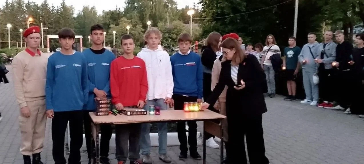 Туман над лесом. Тишина.
Снаряд. Разрыв. И с неба громом: «Сегодня началась война…»
     Вечером, 21