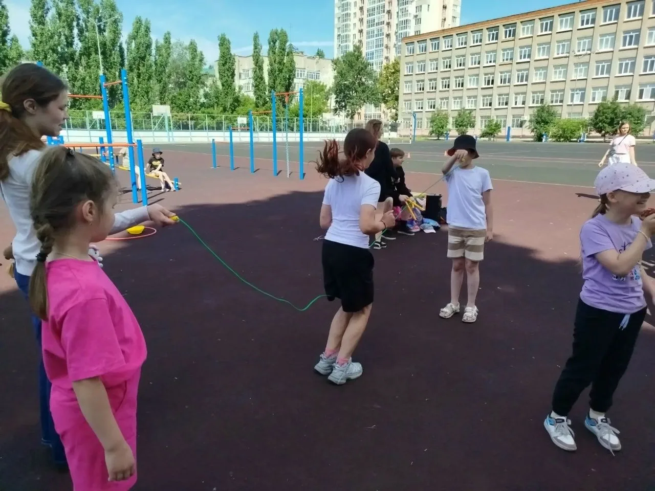 День спорта в нашем школьном лагере — отмечаем День молодёжи активно и ярко! 🤸‍♂️🏃‍♀️🎉Сегодня осо